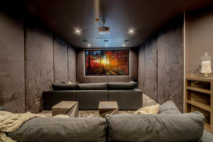 Luxurious 4BR Villa W. Pool, Spa, Theater, Views! gallery image 4