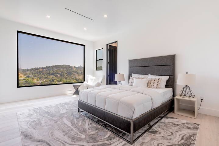 Luxurious 4BR Villa W. Pool, Spa, Theater, Views! gallery image 3