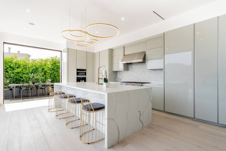 Luxurious 4BR Villa W. Pool, Spa, Theater, Views! gallery image 5