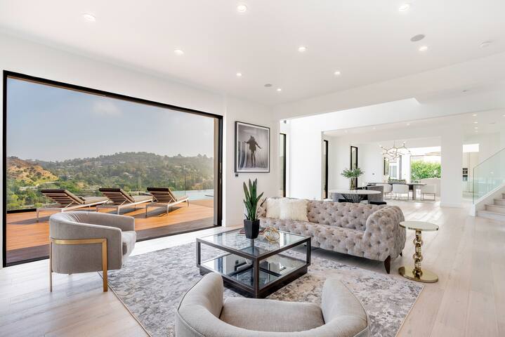 Luxurious 4BR Villa W. Pool, Spa, Theater, Views! gallery image 2