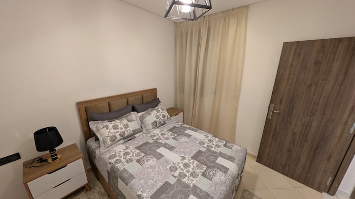 Druga spavaća soba ima udoban bračni krevet sa svježom posteljinom, ormar za vaše stvari i miran ambijent. Idealan za goste ili djecu, ovaj jednostavan i udoban prostor ima sve što je potrebno za opuštajuću i mirnu noć.









