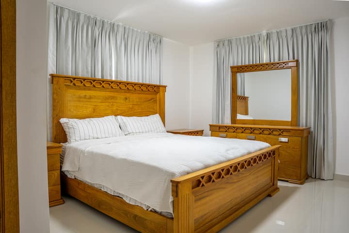 Habitación Principal con cama King, aire acondicionado y colchón de alta calidad para un descanso placentero, contiene su propio baño y walking closet