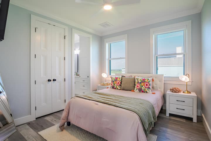 Chic third floor queen bedroom – queen bed,  access to Jack-and-Jill bathroom!