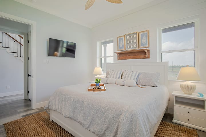 Charming second floor king suite – king bed, private en-suite bath.