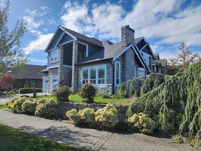 Spacious Bear Mountain Retreat gallery image 3