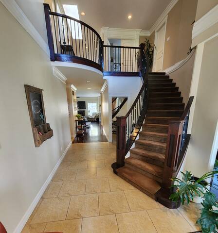 Spacious Bear Mountain Retreat gallery image 4