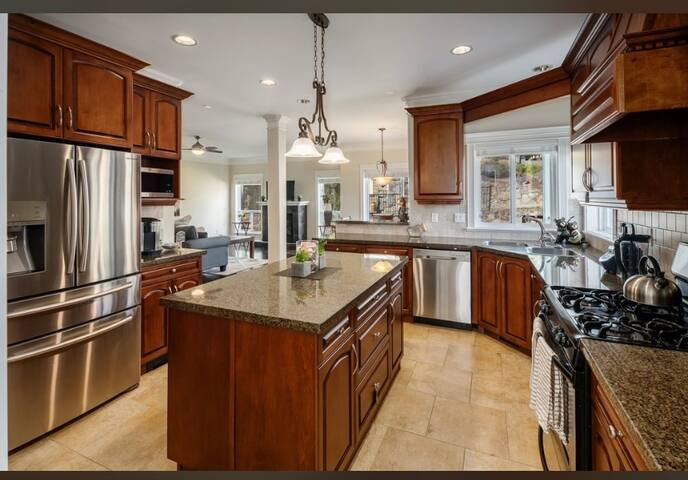 Spacious Bear Mountain Retreat gallery image 2