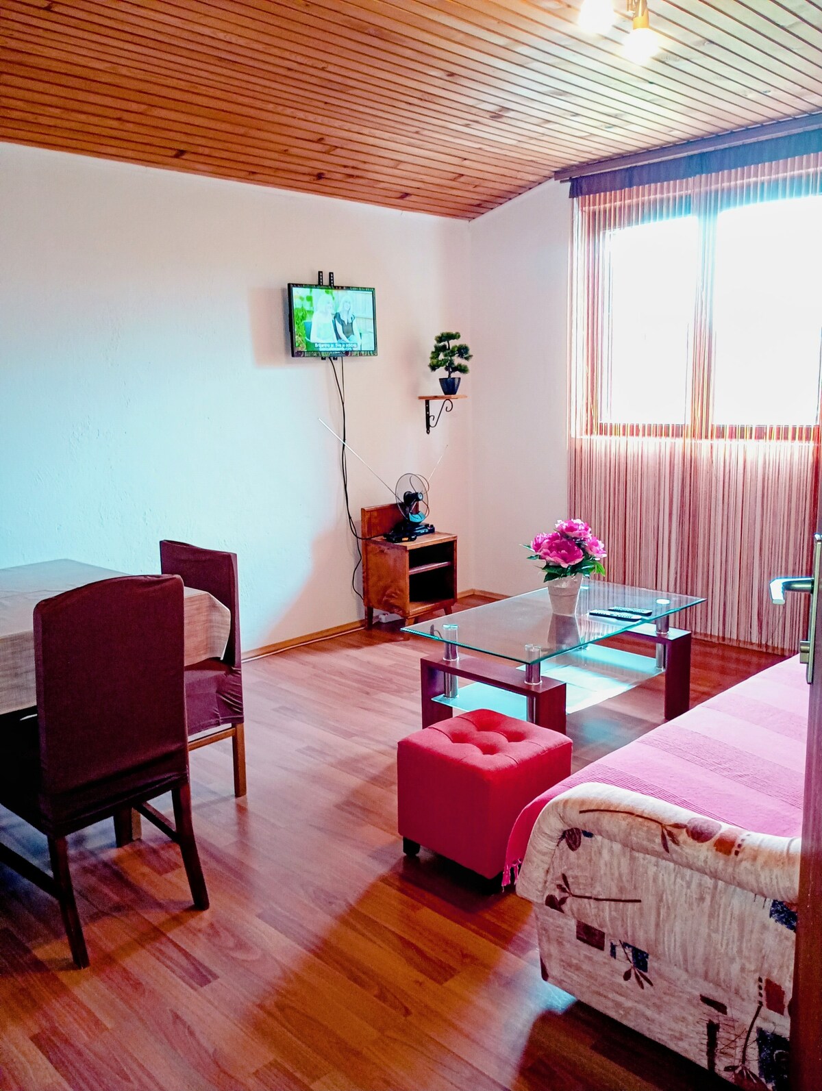 זהו סלון עם ארבעה כיסאות ושולחן שבו אפשר לאכול, טלוויזיה, מכשיר לעיסוי ידיים וספה נפתחת שיכולה להלין שני מבוגרים או שני ילדים.