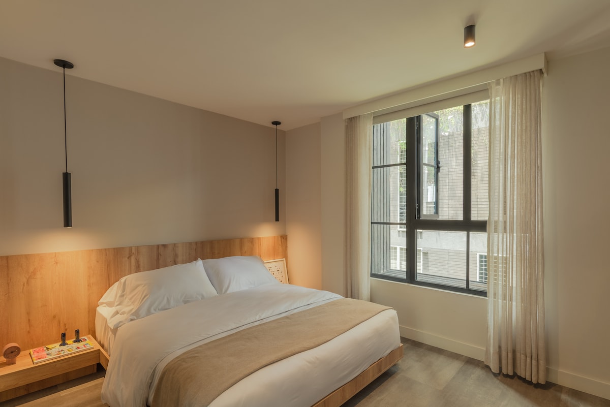 El dormitorio está bien equipado con todo lo necesario para descansar y disfrutar de su estancia. Cuenta con una cómoda cama tamaño queen, ropa de cama de alta calidad y un baño privado, que ofrece privacidad y comodidad para una experiencia relajante.