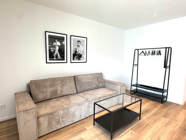 ห้องนั่งเล่นพร้อมโซฟาเบด