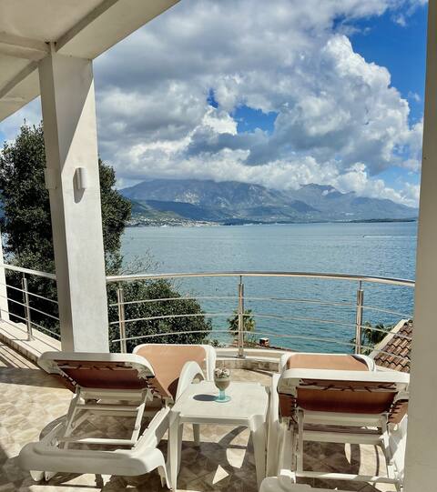 Seafront Villa 1 min to the Sea
