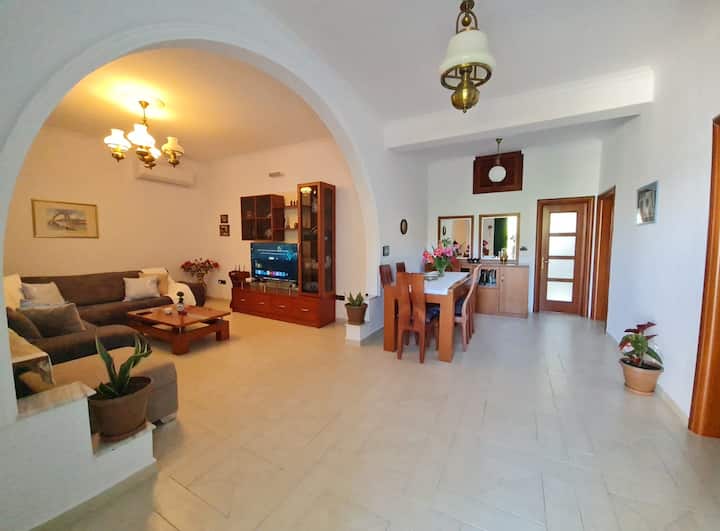 Spacious 2br • Great Location - Albania