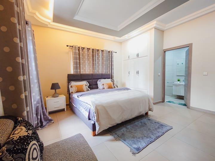 מרוהטת במיטת קווין סייז נוחה, כריות רכות, ארון בגדים לאחסון ושידה ליד המיטה עם כיסא. האורחים יכולים גם ליהנות מטלוויזיה לבידור, מה שהופך אותה למקום נעים ומרגיע להירגע בו