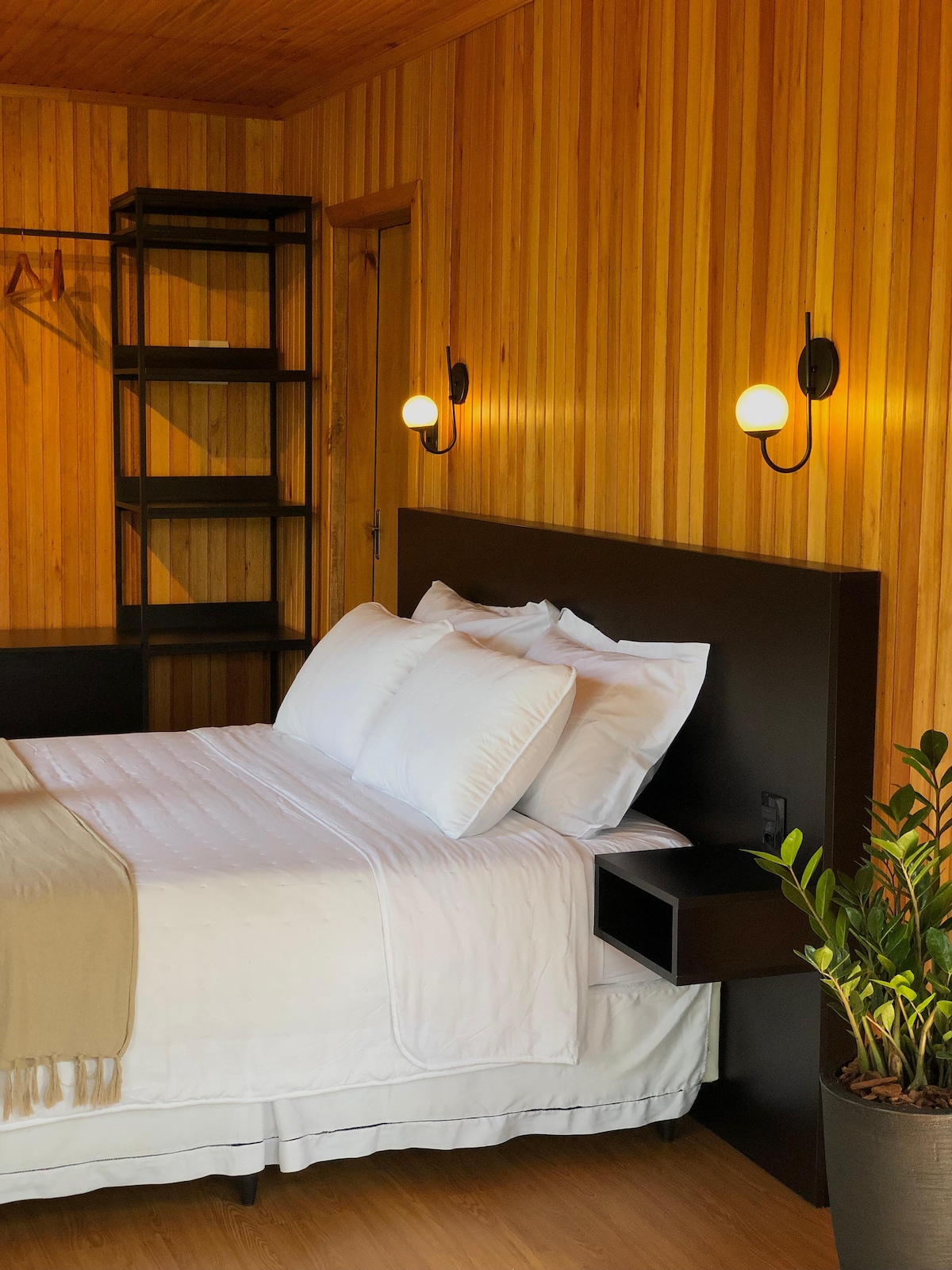 غرفة المعيشة/ غرفة النوم
• تكييف الهواء الساخن والبارد
• سرير بحجم كبير
• الخزانات
• تلفزيون مع FireStick
• كرسيان بذراعين
• خزانة جانبية للبار بعجلات
*نحن نقدم أغطية السرير والوسائد والبطانيات والألحفة.