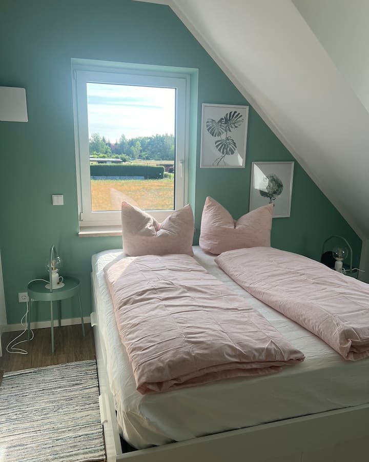 Schlafmöglichkeit für 2 Erwaschene im Doppelbett.