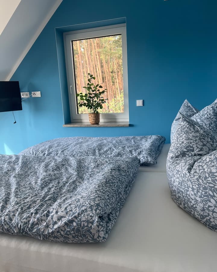 Schlafmöglichkeit für 2 Erwaschene im Doppelbett.