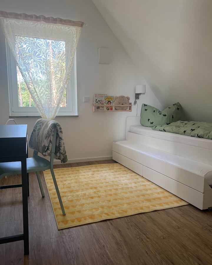 Schlafmöglichkeit für 2 Kinder im Kinderbett. Der untere Bereich wird hierzu ausgezogen.