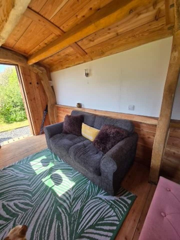 The Whales Belly - Offgrid And Tranquil - The Lizard
