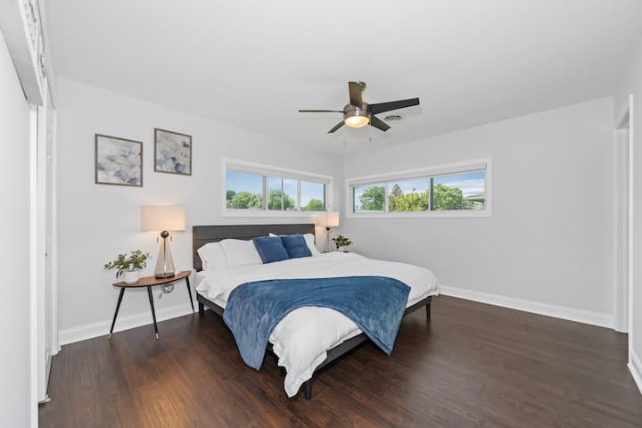 Брачен кревет (широк 150-179 см) со сопствена бања, плакар со закачалки и полица за багаж