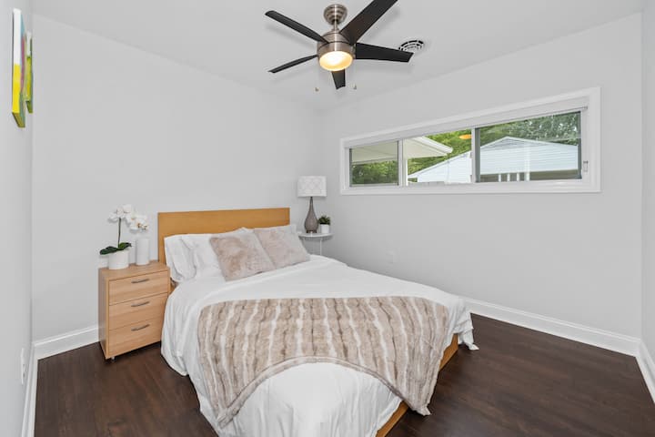 Полн кревет, плакар со закачалки и полица за багаж