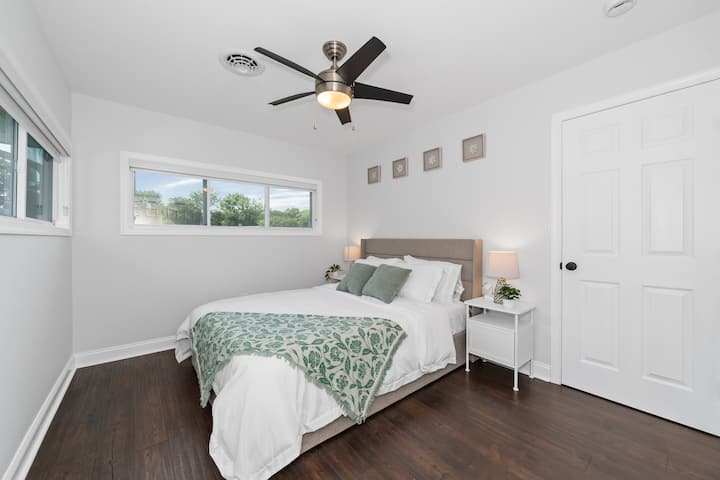 Брачен кревет (широк 150-179 см), плакар со закачалки и полица за багаж