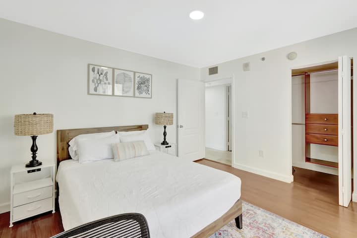 Acogedor dormitorio con una cama tamaño queen, perfecta para noches de descanso y comodidad relajante.