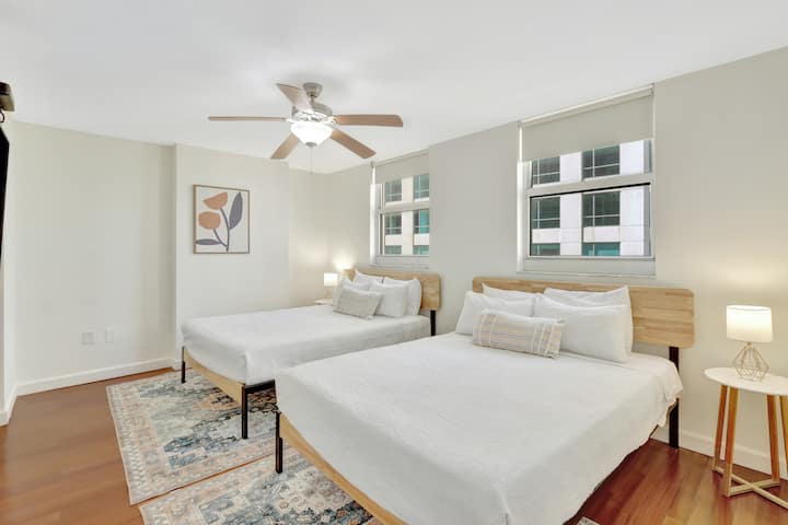 Acogedor dormitorio con una cama tamaño queen, perfecta para noches de descanso y comodidad relajante.