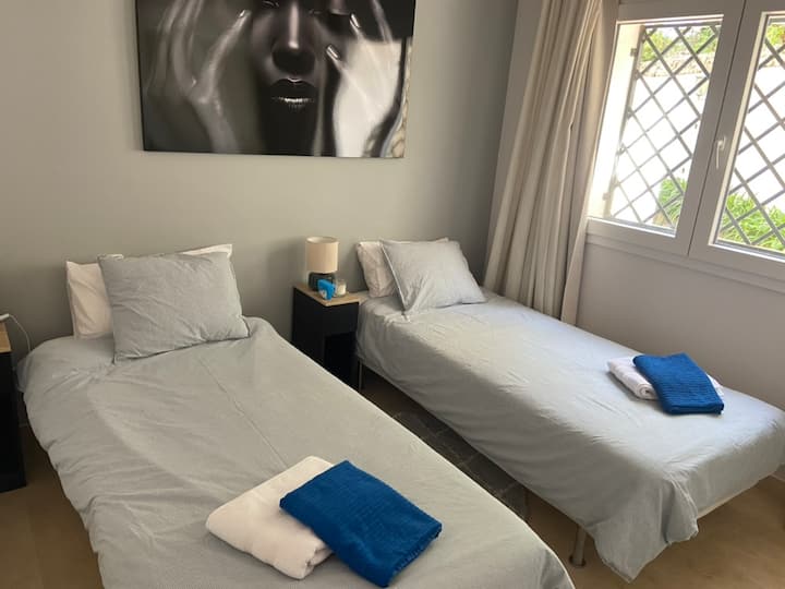 მეორე საძინებელში, რომელშიც 2 ერთადგილიანი საწოლია, ასევე არის დიდი გარდერობი და სათავსო.