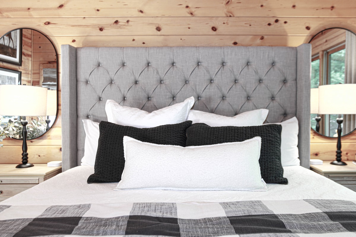 Primárna spálňa na poschodí s manželskou posteľou King 