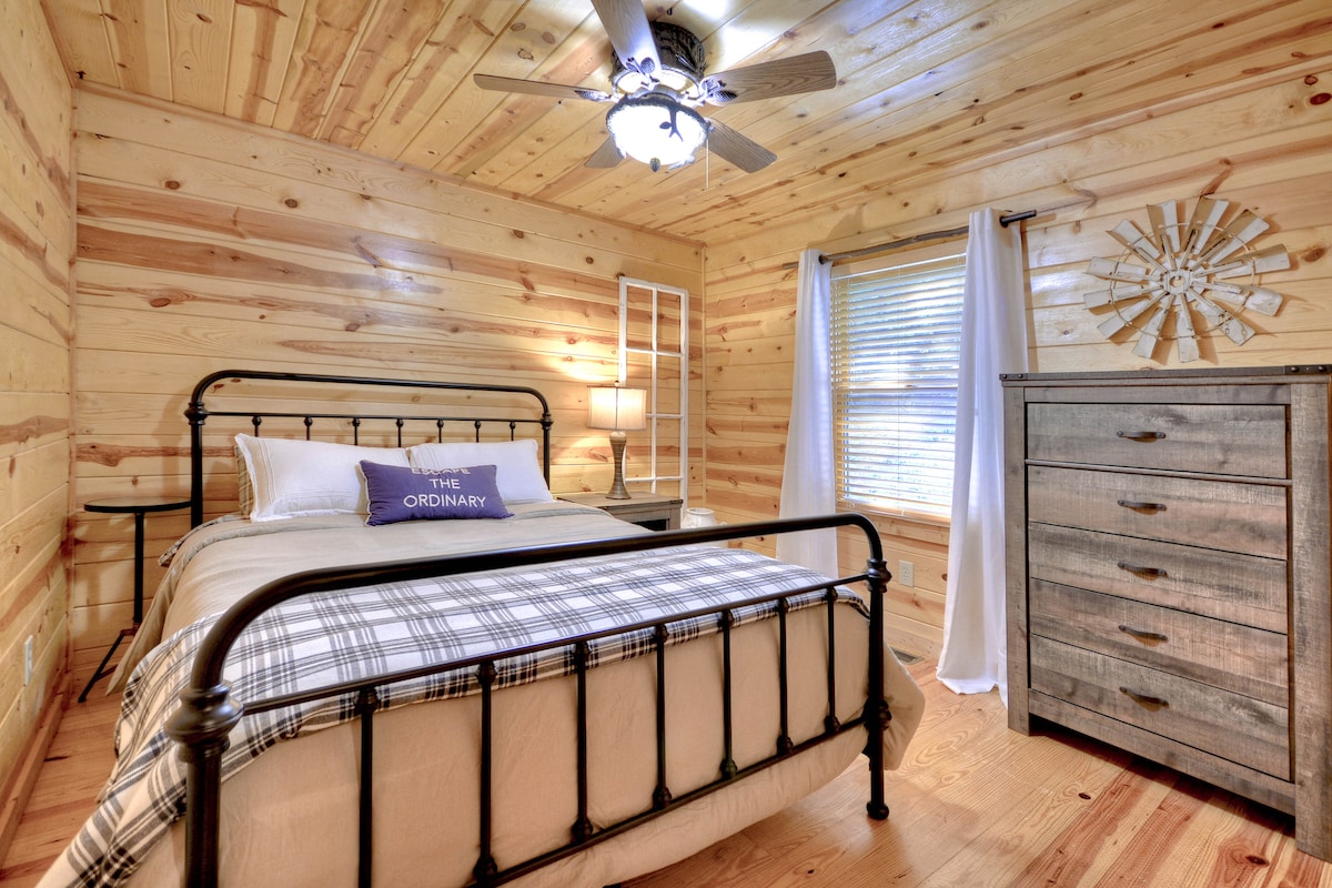 Hospedná spálňa na hlavnom poschodí s manželskou posteľou 