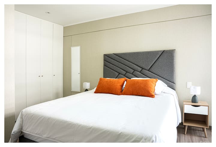 Главна соба со брачен кревет (широк 150-179 см), телевизор со рамен екран, голем плакар за удобно организирање и директен пристап до приватен балкон. Идеално за опуштање, работа или уживање во глетката во приватноста.