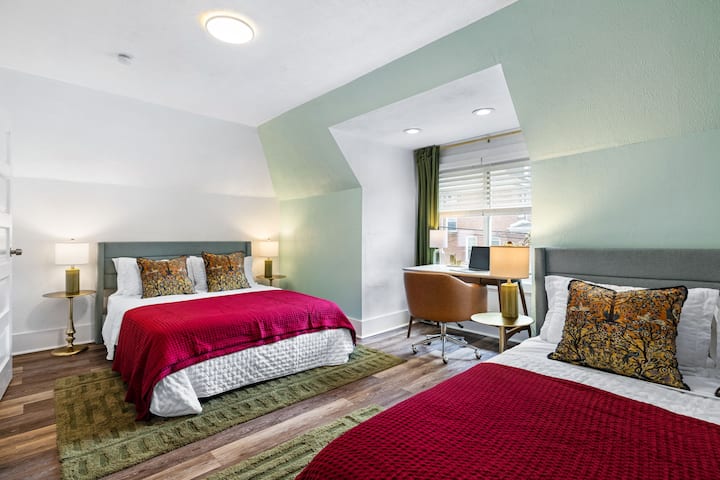 O quarto 2 oferece duas camas queen aconchegantes - perfeitas para famílias ou grupos que procuram relaxar com conforto e estilo.