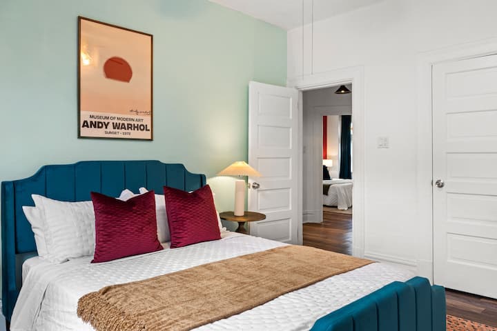 O quarto 4 oferece uma cama queen aconchegante e uma atmosfera tranquila - perfeita para relaxar após um dia de aventura ou relaxamento.