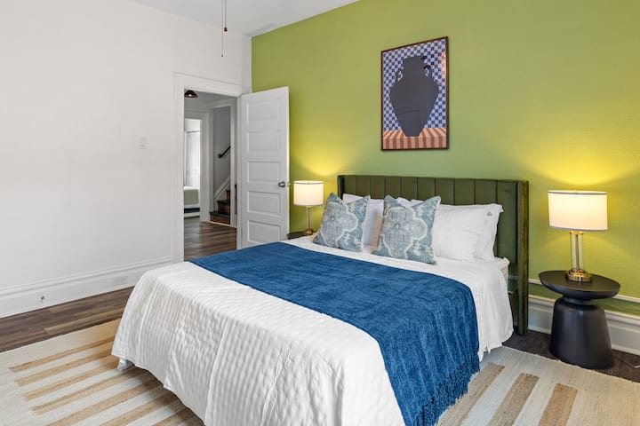 O quarto 5 apresenta roupa de cama macia e um ventilador de teto, oferecendo uma mistura perfeita de conforto e relaxamento fresco para uma noite de sono tranquila.