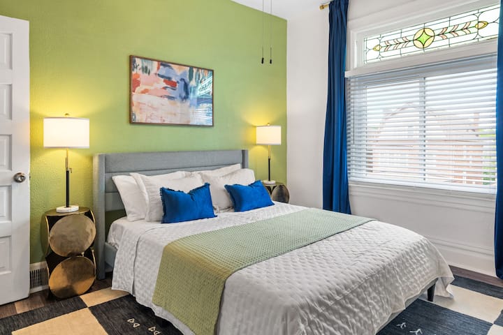O quarto 3 apresenta uma cama queen aconchegante e um ambiente refrescante de cor de limão que adiciona um toque alegre e vibrante à sua estadia.