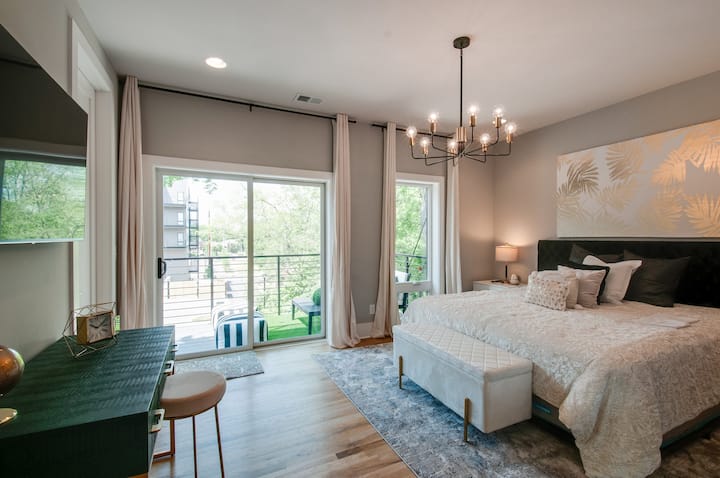 Suitë kryesore e gjerë me krevat dopio "king", ballkon privat, shtroja luksoze, llambadar modern dhe tavolinë pune, e mbushur me dritë natyrale dhe e projektuar për rehati maksimale.