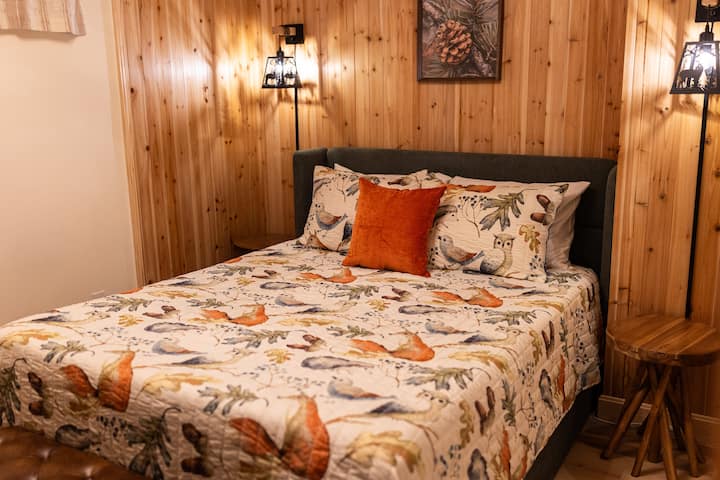 საძინებელი 150‑199 სმ‑იანი საწოლით, მყუდრო ელექტროკამინით, ტყავის სკამით საწოლის ფეხთან და კომოდით. Იდეალურია მთაში ერთი დღის შემდეგ დასვენებისთვის.