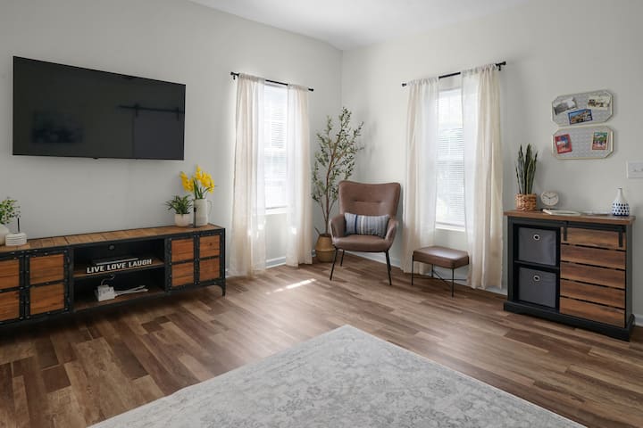Tiny Home, Big Charm! | Hot Tub, Blackstone Grill! - 印第安納