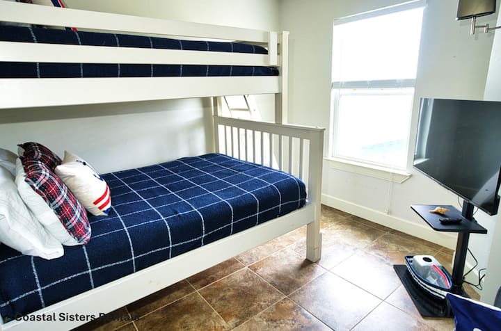 Piramidevormig stapelbed met een tweepersoonsbed onderaan en twee eenpersoonsbedden bovenaan