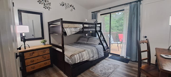 Spavaća soba s dva kreveta na kat, gornji za jednu osobu, donji za dvije osobe, svaki s svjetlima za čitanje, posteljinom, dodatnim pokrivačima, komodom, pisaćim stolom sa stolicom, ormarom s vješalicama, stalkom za prtljagu, dodatnim jastucima, kliznim vratima do stražnjeg balkona  