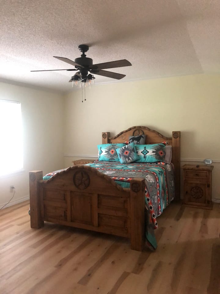 Amplio dormitorio principal con cama Queen. Mucho espacio para un corral de juegos si se necesita espacio adicional.