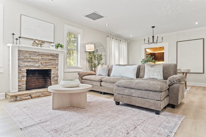 Minimalist Manor | Walkable To Food, Drink & More! - Tampa, FL