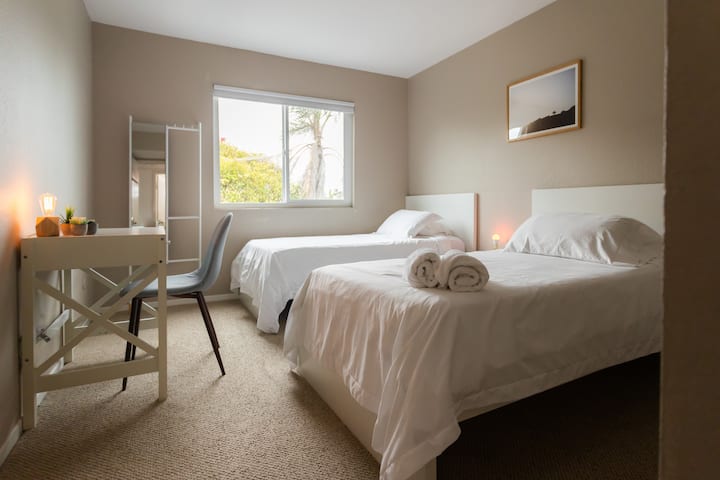 Twin Room W/ Desk & Ocean-view Coworking Access - Encinitas, CA