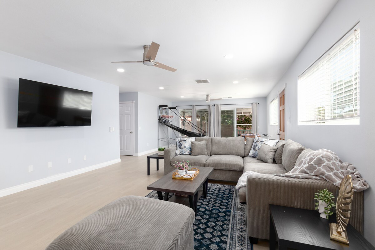 Top performing Airbnb: New Home! Spacious with Pool Table, Games & Yard. in Linda Vista