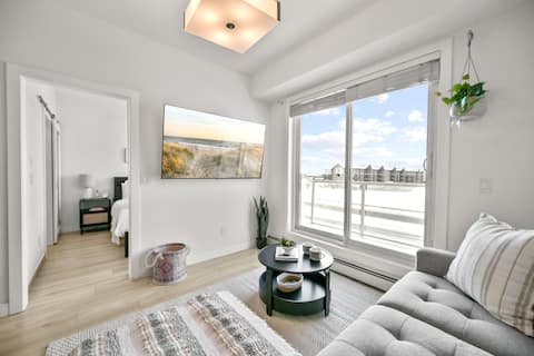 Top performing Airbnb: Sunny Retreat • AC • Heated Parking • Full Kitchen in Cornerstone