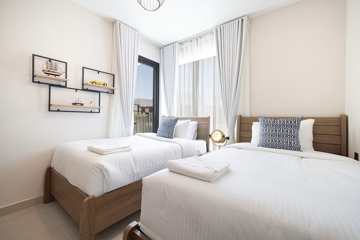 Тази светла двойна стая е идеална за деца или гости и предлага много пространство и естествена светлина.