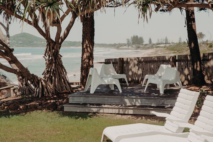 Beaumonts House- beachfront, walk to town, views