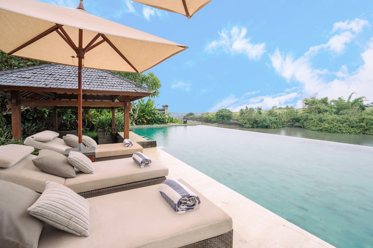 Villa in Mengwi · 4 bedrooms · 4 beds · 4 private baths, Airbnb karşılaştırması