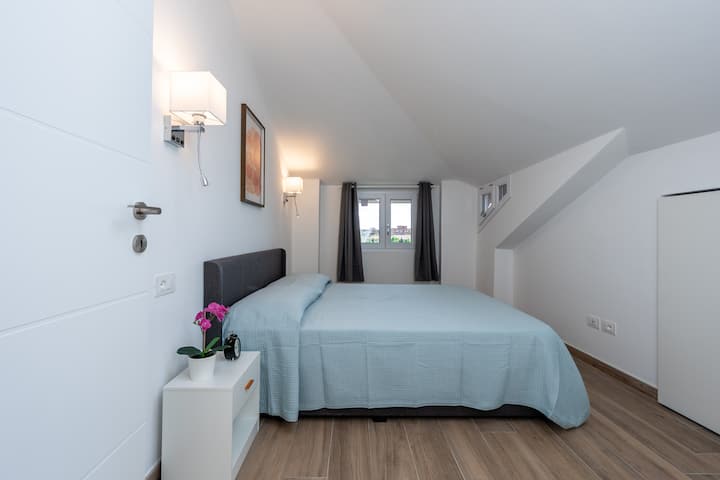 מיטה זוגית עם מזרן קפיצי נוח