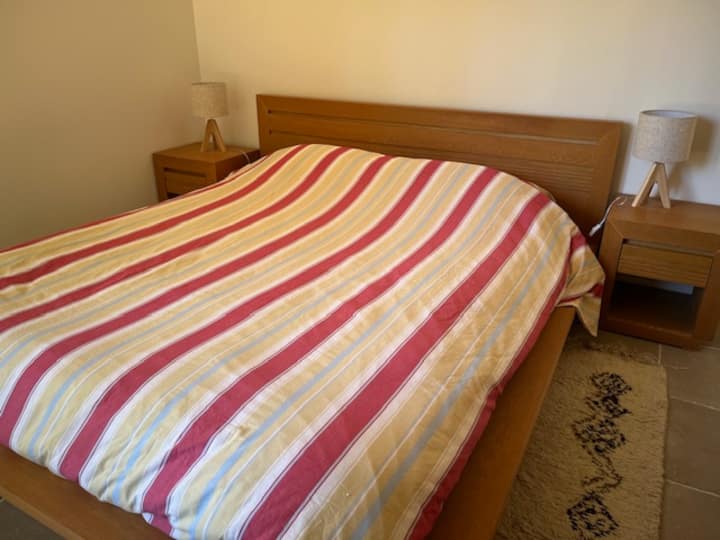 Ugodna soba s pogledom na vrt iza kuće 